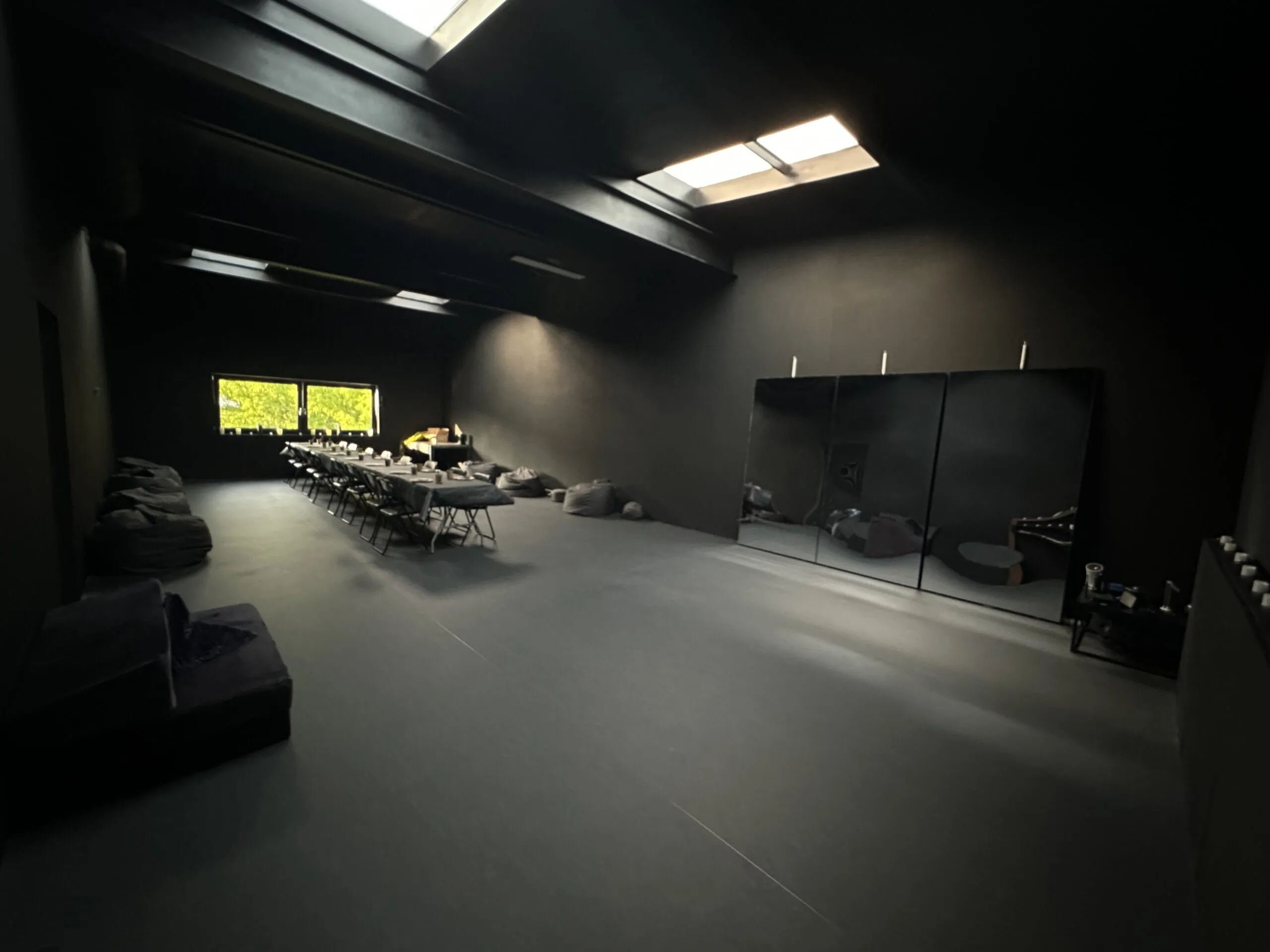 Sala główna 77m² Larp Space Częstochowa – przestrzeń eventowa z oświetleniem LED i nagłośnieniem strefowym